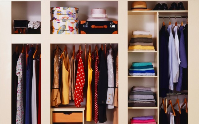 ​Как разложить одежду в шкафу: советы и рекомендации
