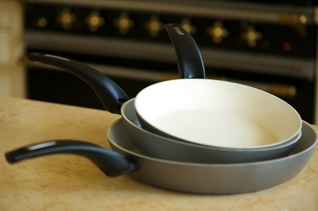 ​Прощай, нагар: 5 эффективных способов очищения сковороды
