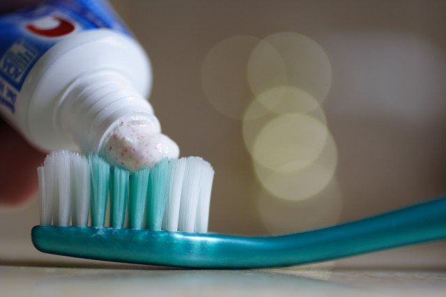 Чем полезна зубная паста: необычные решения
