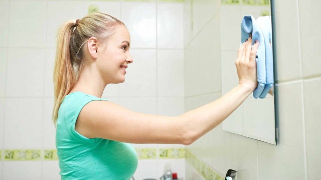 ​Как помыть зеркало: 12 народных средств и советов
