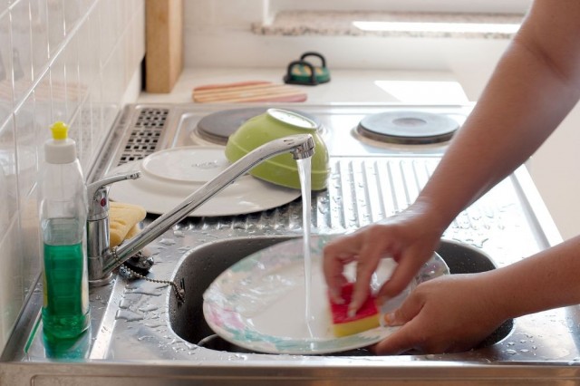 Готовим безопасное домашнее средство для мытья посуды