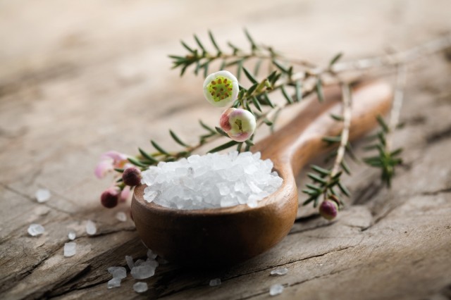 9 необычных способов использовать соль в быту
