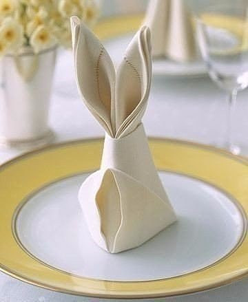 Салфетка "Кролик" станет прекрасным декором стола!