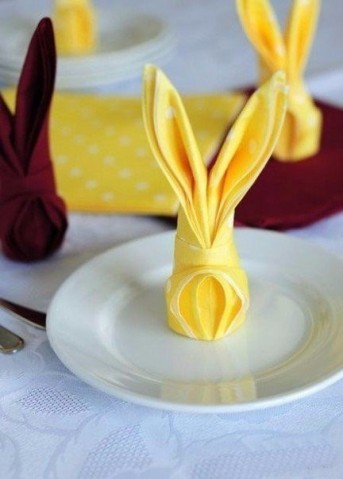 Салфетка "Кролик" станет прекрасным декором стола!