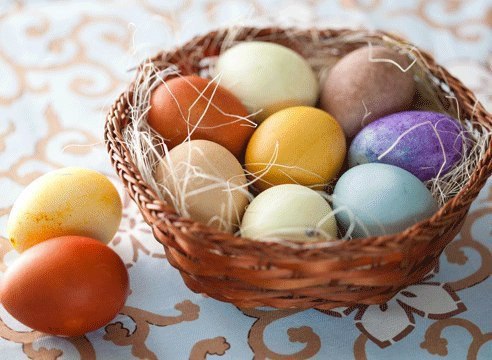 Как покрасить яйца натуральными красителями?