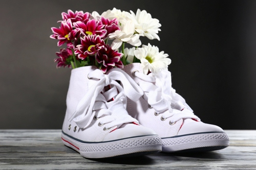 Как избавиться от запаха в обуви: народные и современные способы