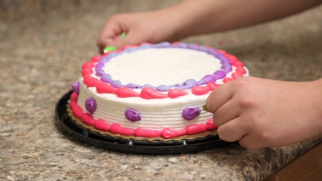 Как разрезать торт ниткой