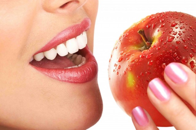 Как отбелить зубы с помощью клубники или банановой кожуры?