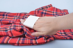 Как быстро очистить одежду от пыли или шерсти?