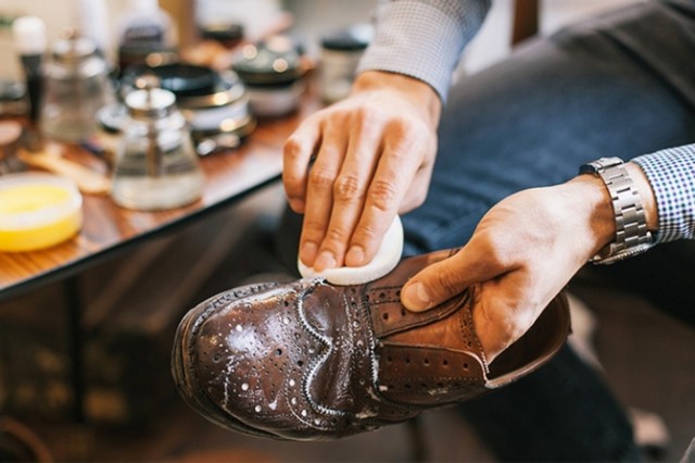 Как чистить кожаную обувь?