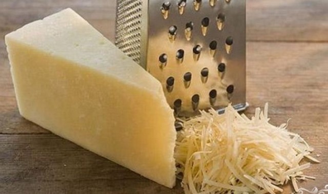 Как легко натереть мягкий сыр?