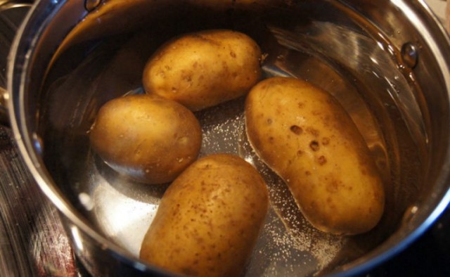 Совет, чтобы кожура картошки при варке не лопнула!