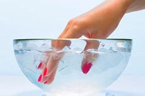 Как высушить лак на ногтях быстрее?
