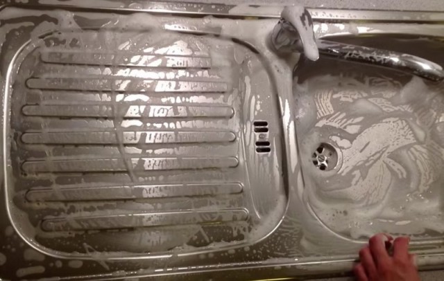 Легкий способ отмыть раковину на кухне!