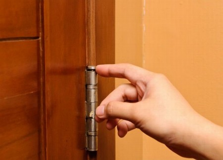 Как утихомирить скрипучую дверь?