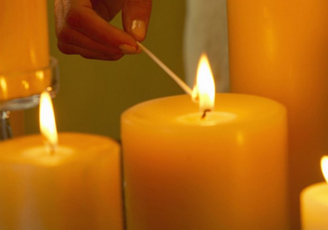 Как удобнее поджечь свечи?