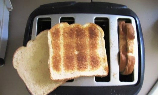 Как в тостере поджарить хлеб только с одной стороны?