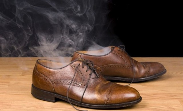Как ликвидировать запах в обуви?