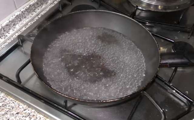 Как убрать нагар с чугунной сковороды?
