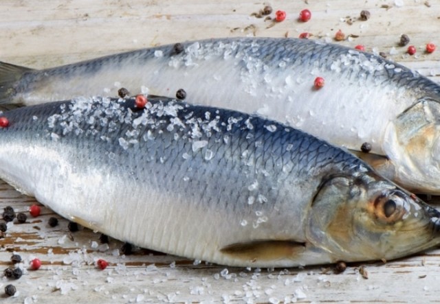 Как убрать лишнюю соль из рыбы?