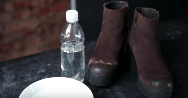 Как убрать солевые растворы с замшевой обуви?