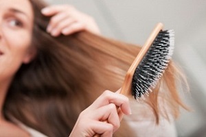 Как зафиксировать волосы лаком без склеивания?
