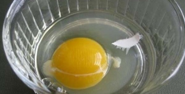 Как легко вытащить упавшую скорлупку от яйца?