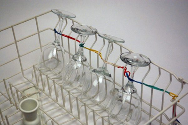 Как закрепить бокалы в посудомоечной машине?