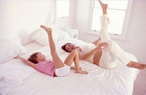 Полезные упражнения для суставов, которые делают в постели