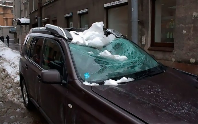 Что делать при падении наледи с крыши на автомобиль на придомовой территории Что делать при падении наледи с крыши на автомобиль на придомовой территории