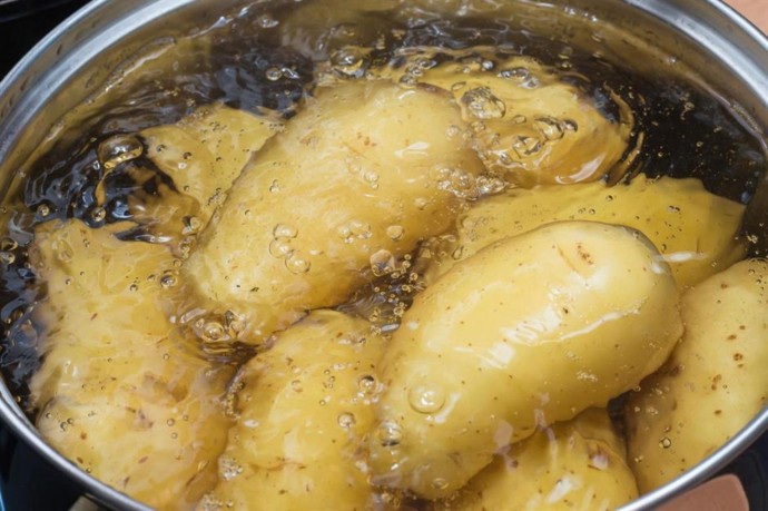 Почему не стоит выливать воду после варки картофеля