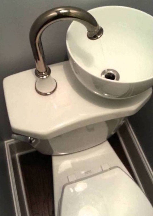 Оригинальный вариант раковины в маленьком туалете