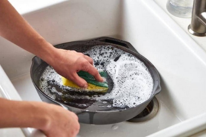 7 способов отмыть самые грязные сковороды и кастрюли