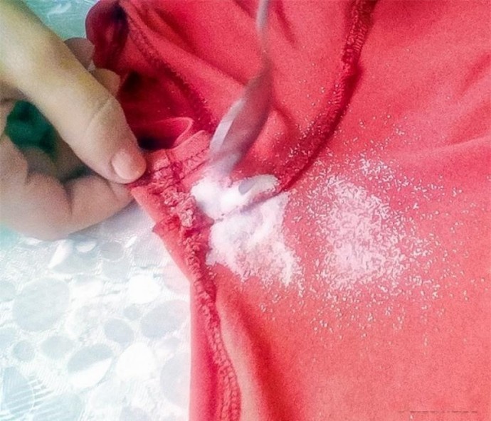 Как убрать следы от соли с одежды