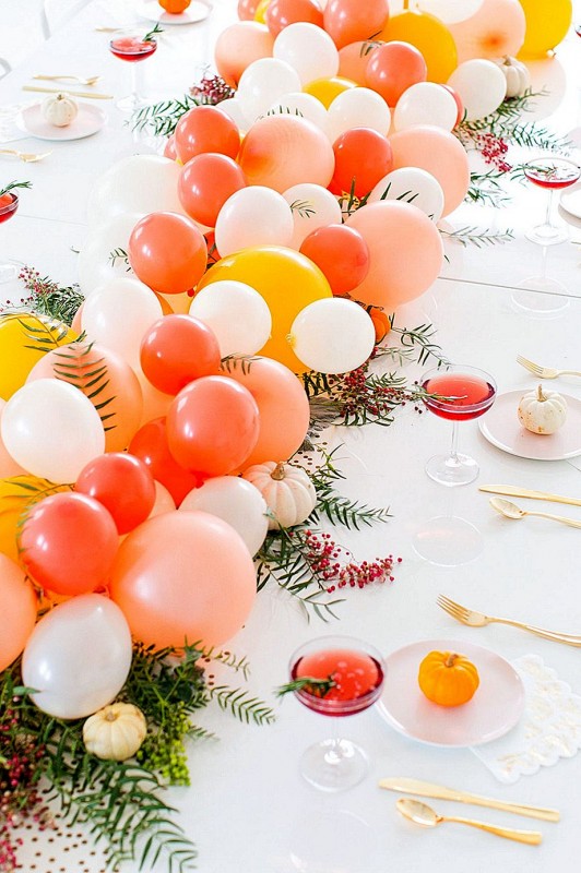 ​Как бюджетно украсить праздничный стол с помощью воздушных шариков