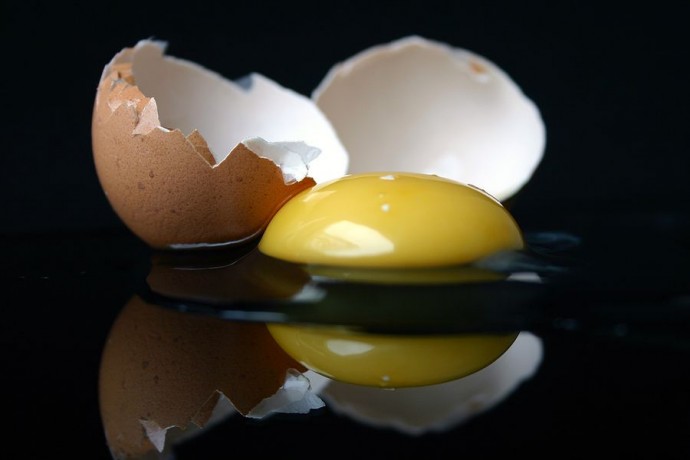 Как убрать сырое яйцо со стола или пола без липкости и разводов