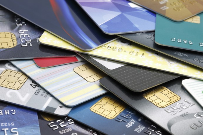 Банки незаметно ввели комиссии на операции по кредитным и дебетовым картам