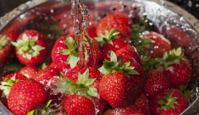 ​Как мыть ягоды