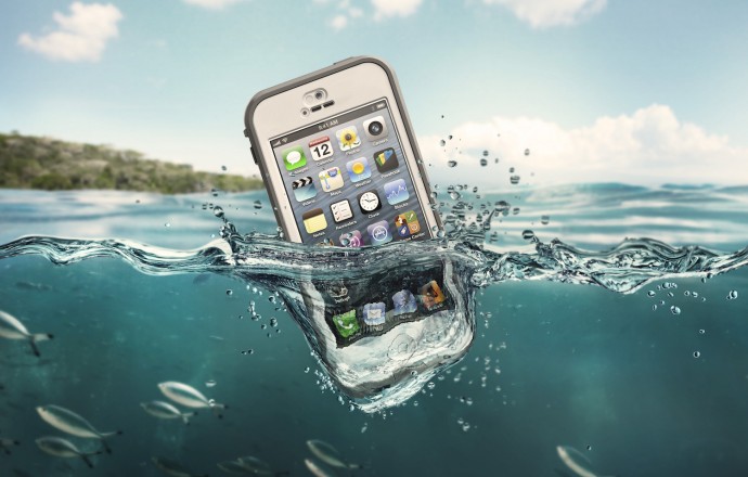 Как спасти телефон, в который попала вода