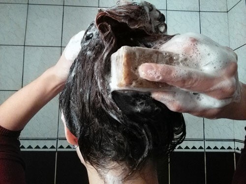 ​Стоит ли прислушиваться советам бабушек и мыть голову детским мылом