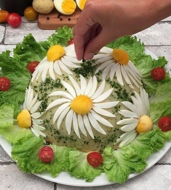 Чудесные идеи по украшению салатиков.