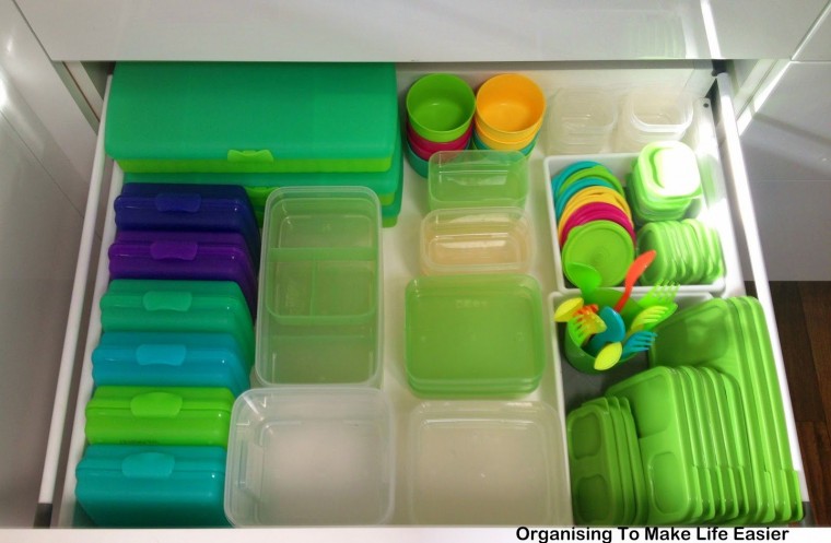 Как удобно и компактно хранить пластиковые контейнеры