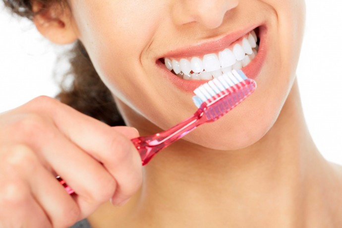 7 неочевидных повседневных привычек, которые приводят к потере зубов
