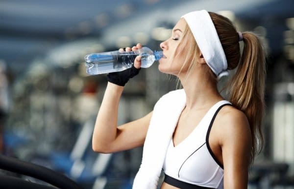 ​Как правильно пить воду во время тренировок