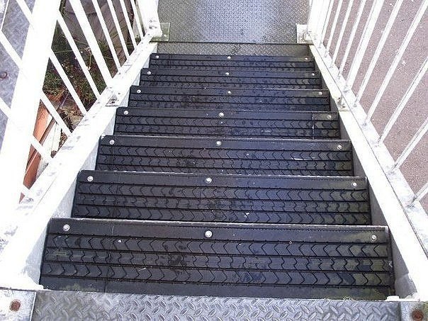 Как применить старые покрышки на скользкой лестнице