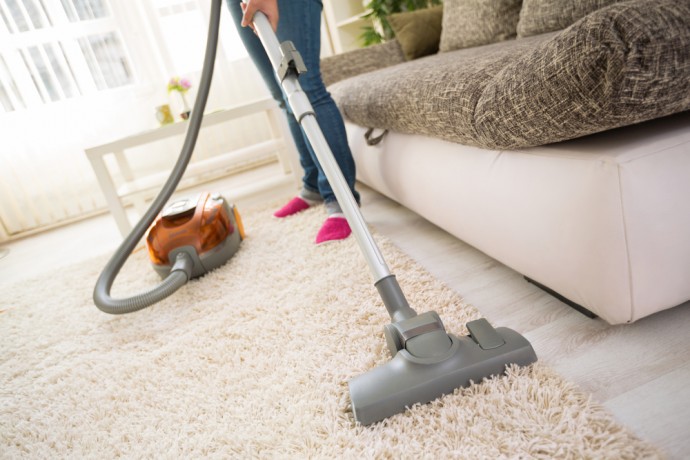 ​Что может свести на нет всю уборку по дому: частая ошибка с пылесосом