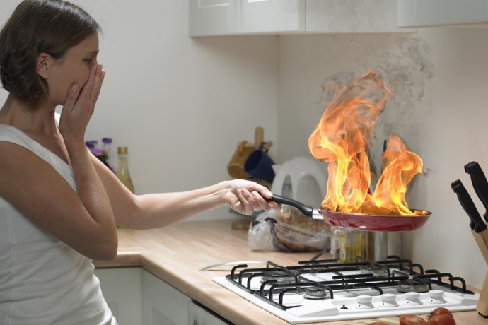 Как избавиться от запаха в доме, если что-то сгорело на кухне