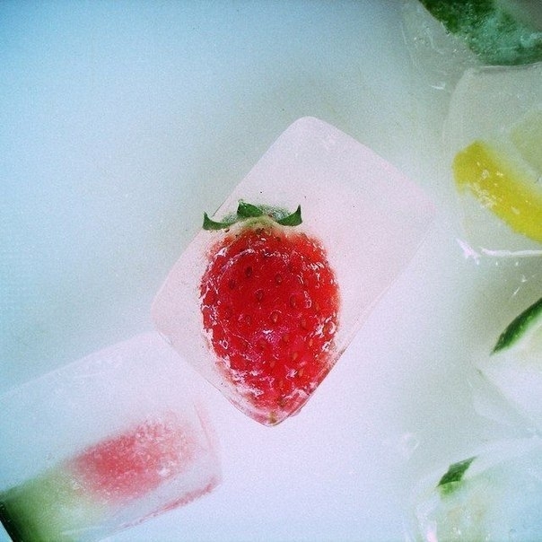 Добавив в воду для льда кусочки фруктов...