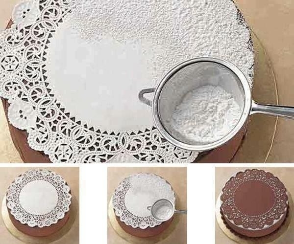Идея украшения пирога сахарной пудрой с помощью салфетки