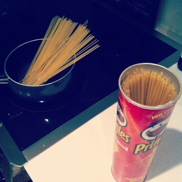 Спагетти очень удобно хранить в банке из под Pringles